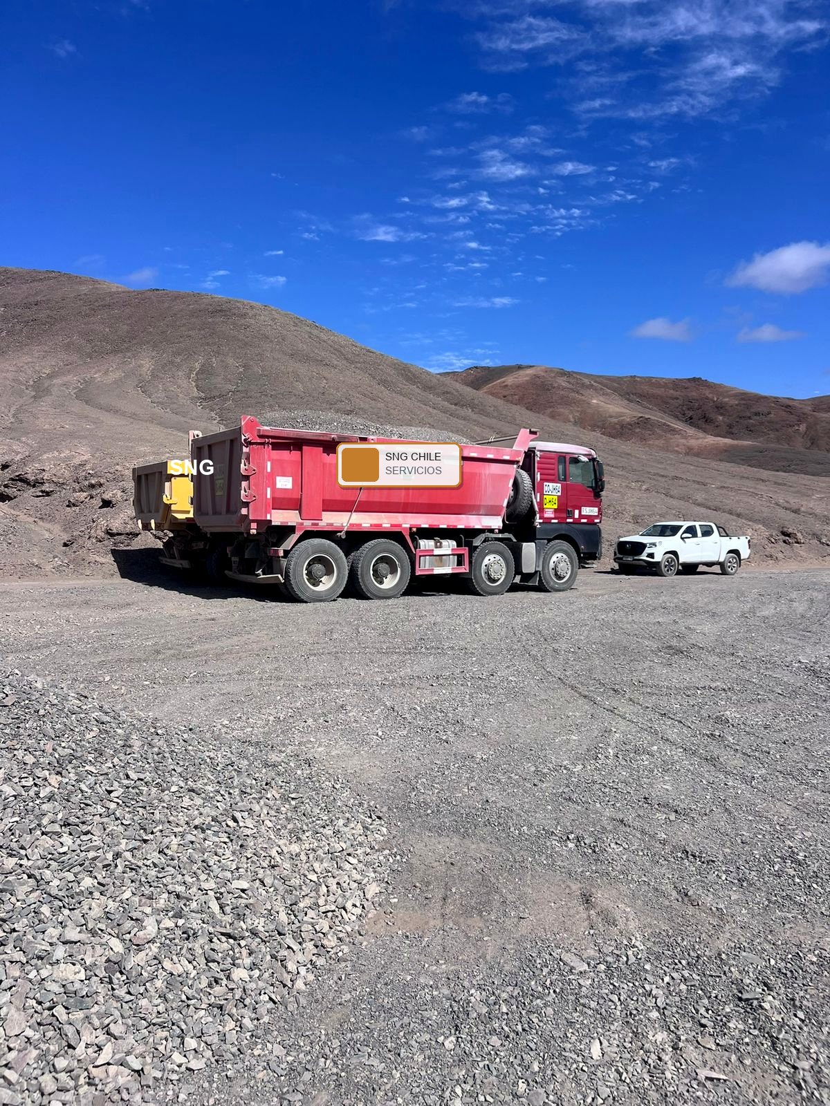 Camión batea para transporte de material en faena