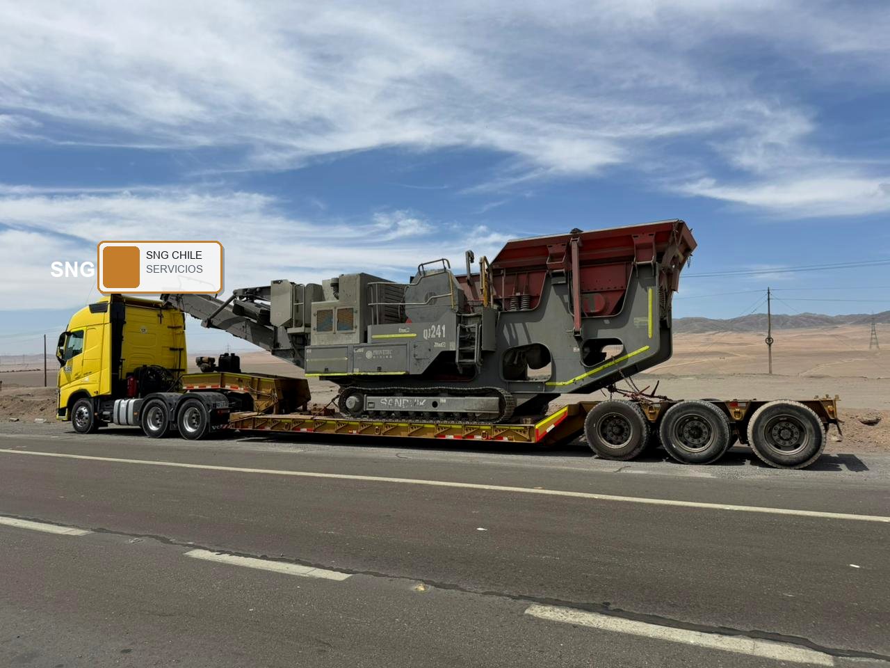 Cama baja trasladando equipo pesado en ruta